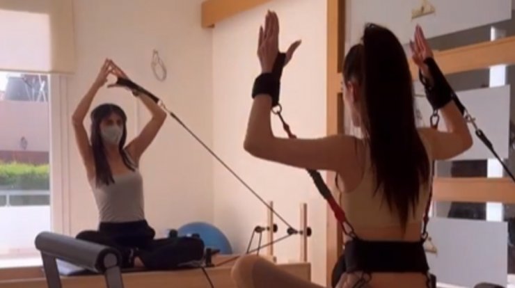 Η Αργυρώ Ροτσίδου παραδίδει μαθήματα pilates στην Άντρεα Κυριάκου [βίντεο]