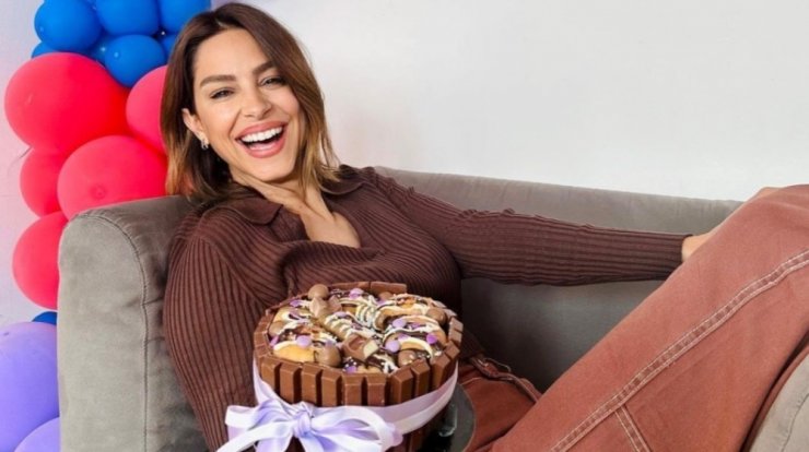 Κωνσταντίνα Ευριπίδου: The birthday girl - Έσβησε με τα παιδιά της τούρτα στο υπνοδωμάτιό της [βίντεο]