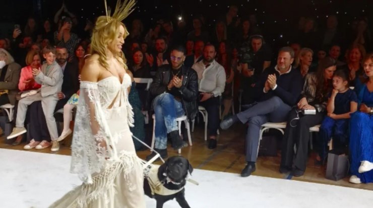Καρολίνα Πελενδρίτου: Φόρεσε νυφικό, ανέβηκε στην πασαρέλα με τον σκύλο της και καταχειροκροτήθηκε [βίντεο]