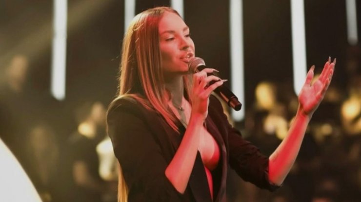 Ανδρομάχη: Μπήκε σε fast food στο Παραλίμνι και τραγούδησε την "Παράλληλη αγάπη" [βίντεο]