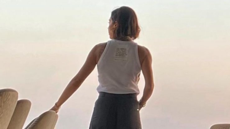 Κύπρια τραγουδίστρια: "Επιχειρηματίας πριν ξεκινήσουμε την κουβέντα έβγαλε όπλο πάνω στο γραφείο" [βίντεο]