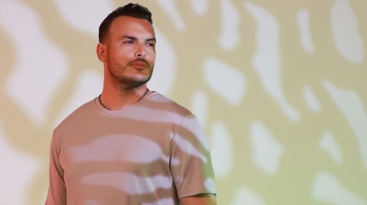 Σάκης Αρσενίου: "Θέλω η γυναίκα μου να ξέρει να κάνει δουλειές και να φροντίζει τον άντρα της με το παιδί της" [βίντεο]