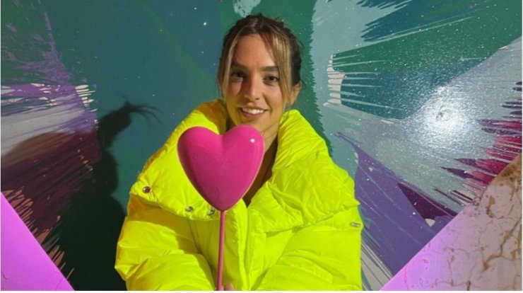 "Έσκασε μόλις" - Παντρεύεται η Καρολίνα Ζακλίν Καλύβα με Έλληνα τραγουδιστή - και δεν είναι ο Bo [εικόνα]