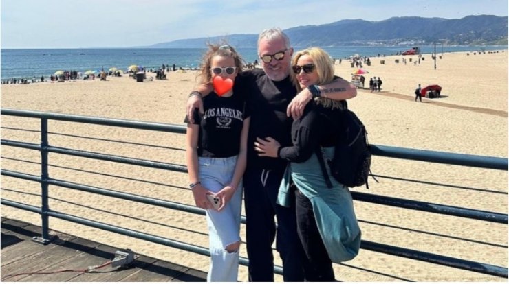 Πέγκυ Ζήνα: Η οικογενειακή selfie με τον σύζυγο και την κόρη τους στην Time Square [εικόνα]