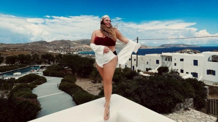 Δανάη Μπάρκα: Βουρκωμένη γυναίκα την πλησίασε και της είπε: "Eβαλα μαγιό επειδή βγήκες εσύ στην τηλεόραση" [βίντεο]