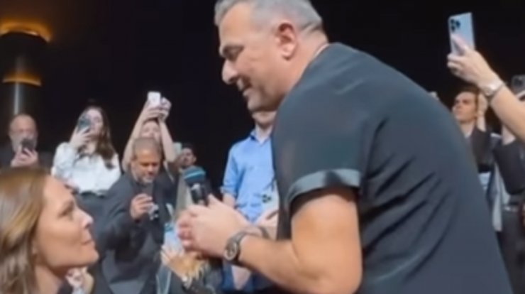  Αντώνης Ρέμος: Η ρομαντική αφιέρωση στην Υβόννη Μπόσνιακ στο νυχτερινό κέντρο όπου εμφανίζεται [βίντεο]