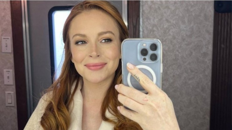 Lindsay Lohan: Μας έδειξε πρώτη φορά τη φουσκωμένη της κοιλίτσα [εικόνα]