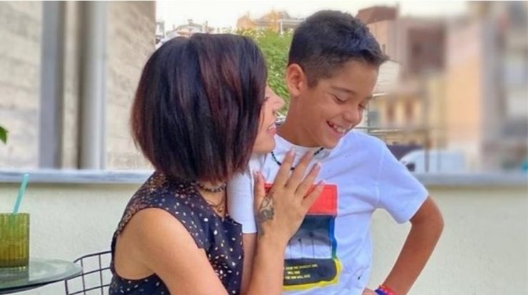 Μαριάντα Πιερίδη: Τραγουδάει μαζί με τον γιο της και είναι άκρως απολαυστικοί [βίντεο]