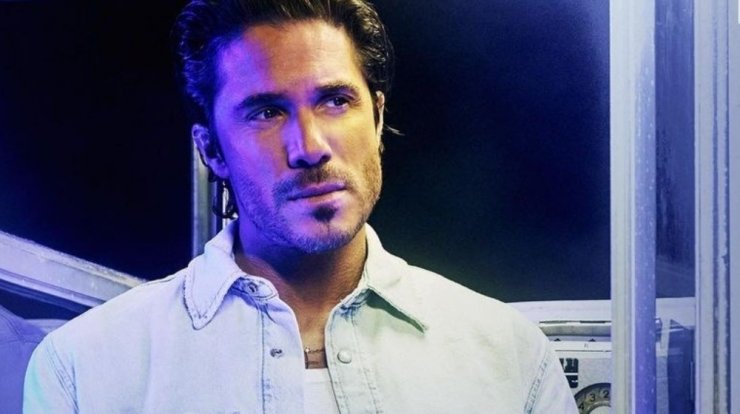 Νίκος Οικονομόπουλος: Ψέλνει το Χριστός Ανέστη σε ορθόδοξη εκκλησία της Αμερικής [βίντεο]