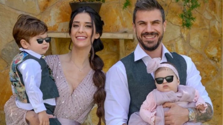 Άκης Πετρετζίκης: Το επίσημο φωτογραφικό άλμπουμ από τη βάφτιση της κόρης του [εικόνες]