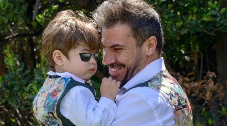 Άκης Πετρετζίκης: Τα παιχνίδια με τον γιο του, Αχιλλέα, στο σπίτι τους [εικόνα]