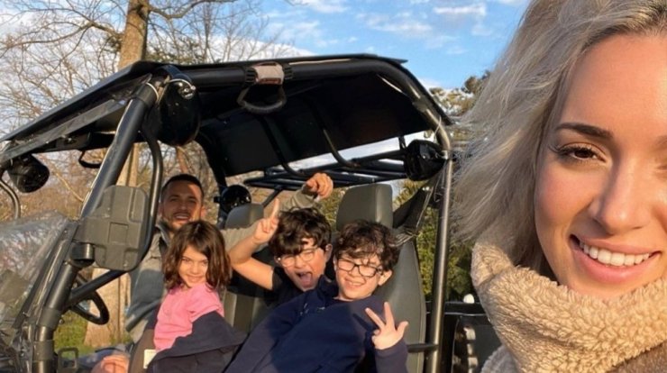 Καλομοίρα: Τα παιδιά της έτρεξαν καταπάνω της αντικρίζοντάς την στο αεροδρόμιο [βίντεο] 