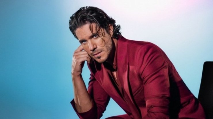 Αποκαλυπτική Ελληνίδα τραγουδίστρια για το φλέρτ με τον Οικονομόπουλο: "Ήταν κάτι αληθινό"