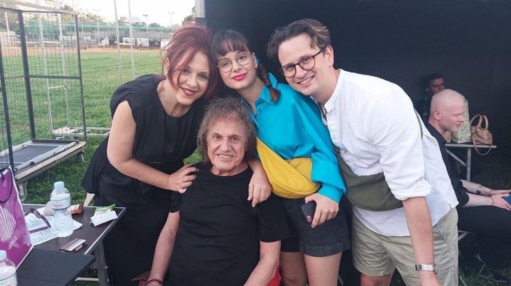 Βασίλης Παπακωνσταντίνου: Έσβησε τούρτα on stage για τα 73α γενέθλιά του - Το φιλί με την Ελένη Ράντου [εικόνες]