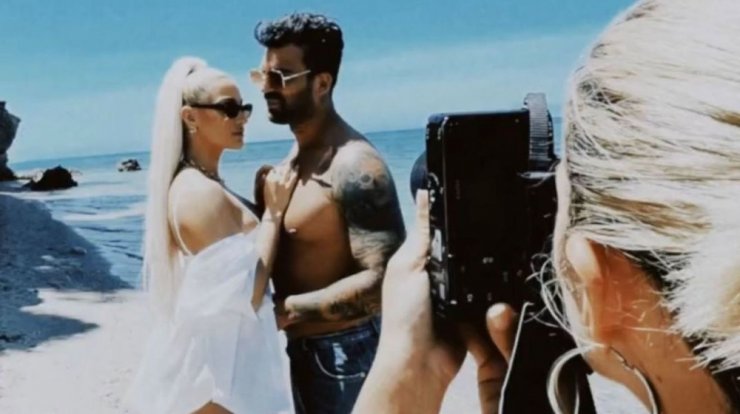 Τούνη - Αλεξάνδρου: Ο γιος τους έκανε το πρώτο του μπάνιο στη θάλασσα [εικόνα] 