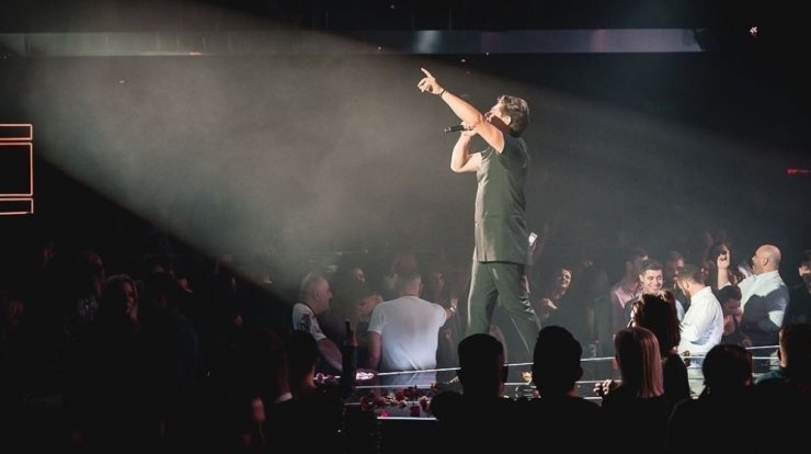 Έλληνας γνωστός τραγουδιστής: "Κάηκα κανονικά στην πίστα, κατέβηκα με έγκαυμα 3ου βαθμού"