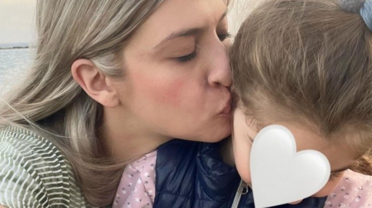 Αφροδίτη Γεωργίου: Κατέγραψε την πρώτη συνάντηση της Ανδριάνας με την νεογέννητη αδερφούλα της [εικόνα]