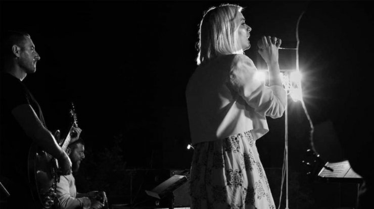 Άντρη Καραντώνη: Συγκινεί με την ερμηνεία τραγουδιού για την τουρκική εισβολή [βίντεο]