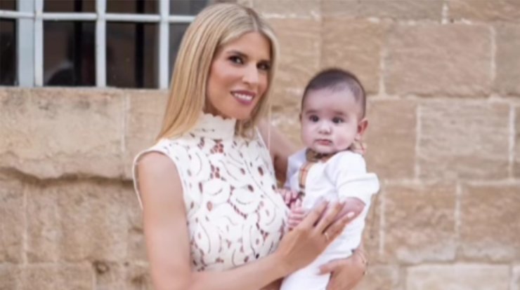 Έλενα Ανδρέου: Ενθουσιασμένη παρακολουθεί τον γιο της να στέκεται μόνος του [βίντεο]