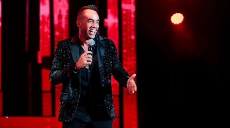 Πάνος Μουζουράκης: Διέκοψε συναυλία του - "Έπρεπε να πάρω την οικογένειά μου τηλέφωνο" [βίντεο]