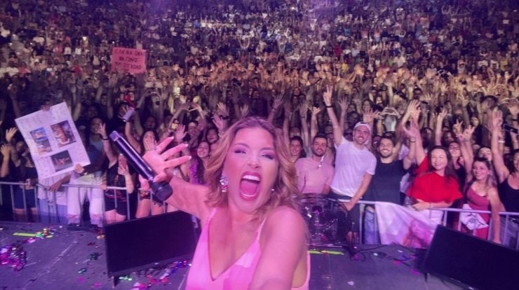 Θαυμαστής της Έλενας Παπαρίζου της ζήτησε να γίνει...ο ζιγκολό της [εικόνα]