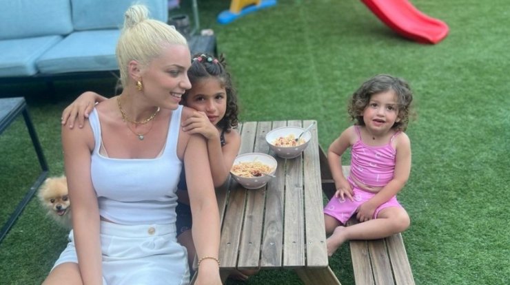 Άντρη Καραντώνη - Αργυρώ: Με πλεξούδες στα μαλλιά χορεύουν στο tiktok στις διακοπές τους [βίντεο]