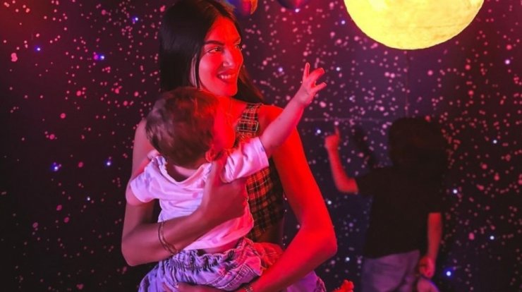 Άντρεα Κυριάκου: Κάνει κούνια μαζί με τα παιδιά της σε γραφικό χωριό του νησιού μας [εικόνα]