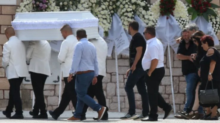 Υποβασταζόμενος ο Οδυσσέας Σταμούλης στην κηδεία του 11χρονου γιου του [εικόνες]