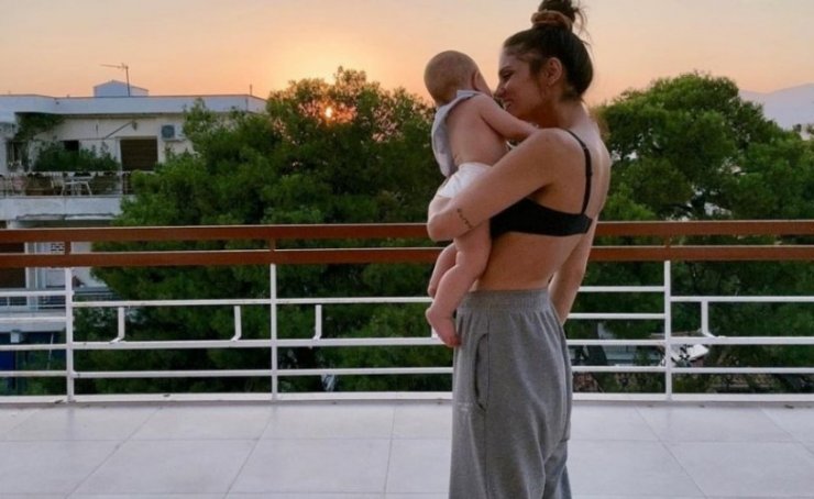 Μαίρη Συνατσάκη: Η πρωινή selfie αγκαλιά με την Ολίβια της [εικόνα]