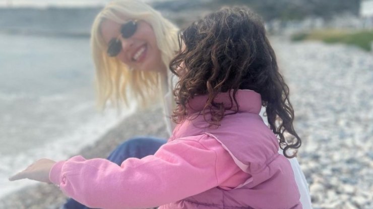 Άντρη Καραντώνη: Τραγούδησε το "Happy birthday" στην Αργυρώ της μέσα σε αίθουσα πρωινού ξενοδοχείου [βίντεο]