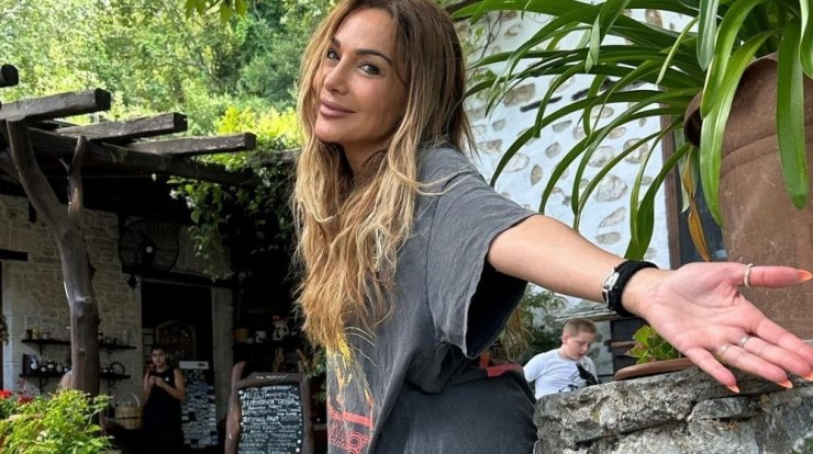 Δέσποινα Βανδή: Τραγούδησε ξυπόλητη σε γλέντι που στήθηκε για χάρη της στο Πήλιο [εικόνες & βίντεο]