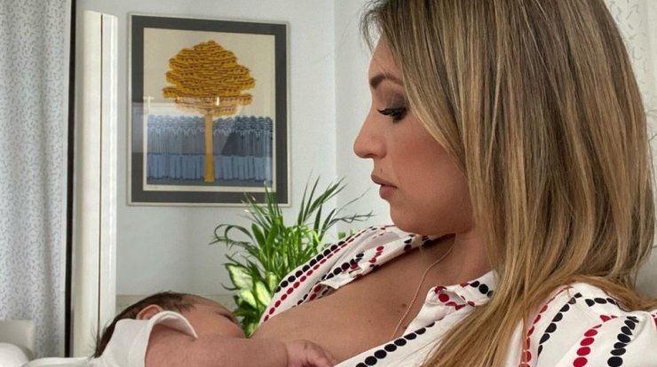 Κρίστυ Παπαδοπούλου: Την "τσακώσαμε" να επιλέγει τα βαφτιστικά ρουχαλάκια του γιου της [εικόνες & βίντεο]