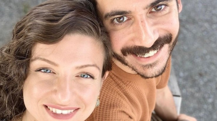 Βασίλης Χαραλάμπους: Φωτογραφίζει την εγκυμονούσα Νίκη Δραγούμη μέσα στην πισίνα [εικόνα]