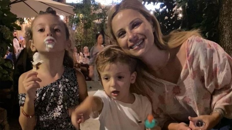 Xριστιάνα Αριστοτέλους: Βραδινό μπάνιο με τα παιδιά της σε παραλία του νησιού μας [εικόνες]