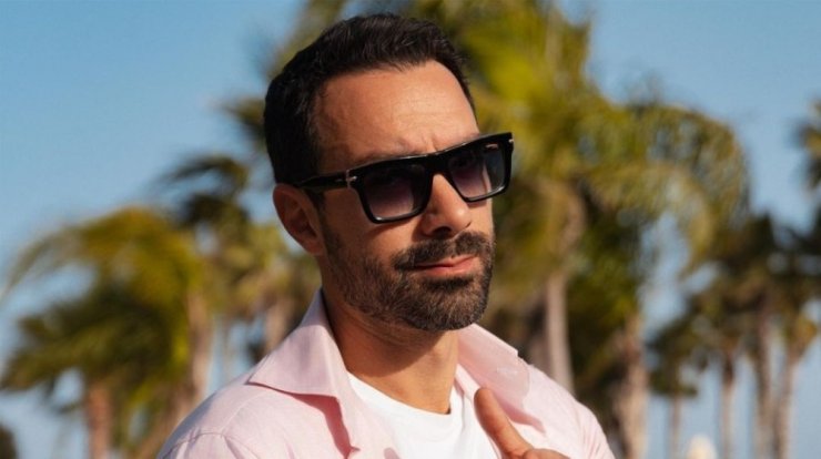 Σάκης Τανιμανίδης: "Μη με βλέπετε έτσι…κανονικά είμαι πολύ "βαρύς" άντρας" [εικόνα]