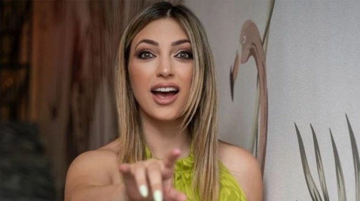 Κρίστυ Παπαδοπούλου: Η τρυφερή αγκαλιά με τον γιο της, Χάρη, σε καλοκαιρινή τους έξοδο [εικόνα]