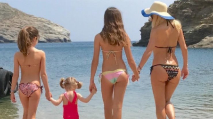 Ελένη Μενεγάκη: Απολαμβάνει βουτιές στην παραλία με τις κόρες της [εικόνες]