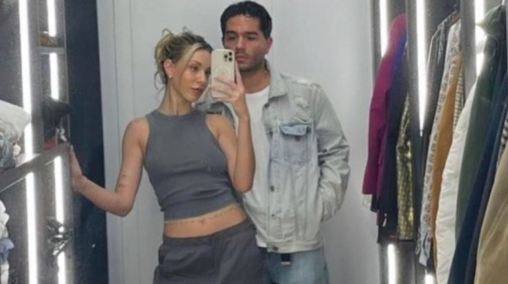 Χρήστος Μάστορας - Γαρυφαλλιά Καληφώνη: Αγκαλιασμένοι κάτω από την Ακρόπολη [εικόνα]