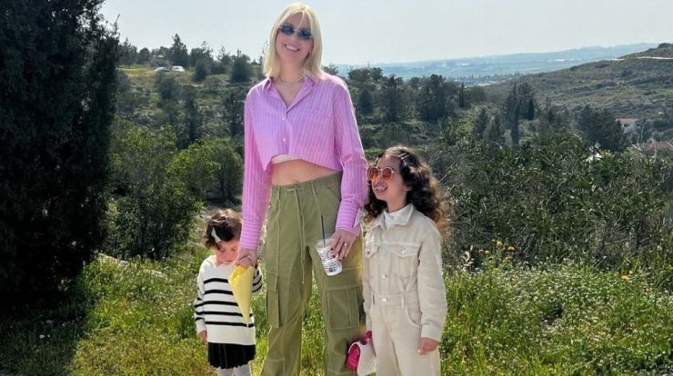 Άντρη Καραντώνη: Για προσκύνημα με τις κόρες της - Τα παιχνίδια στο πανηγύρι του χωριού [εικόνες]