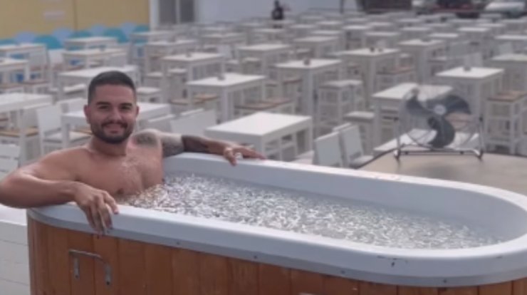 Χρήστος Μάστορας: Έκανε παγοθεραπεία λίγο πριν την εμφάνισή του στο νησί μας [βίντεο]