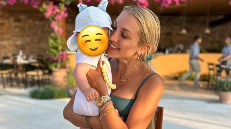 Κωνσταντίνα Σπυροπούλου: Η θρησκευτική παράδοση που τήρησε παρέα με τον γιο της [εικόνες]