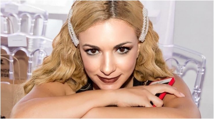 Φανή Σωκράτους: Πόζαρε με τον σύζυγο και την κόρη τους στο πιο viral location του νησιού