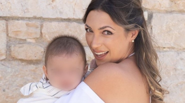 Κρίστυ Παπαδοπούλου: Η αξιολάτρευτη εικόνα με τον γιο και τον σύζυγό της από τη βάφτιση 