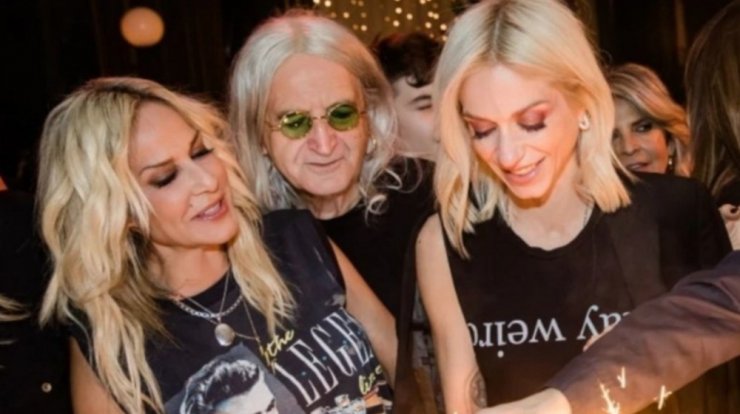 Σοφία Καρβέλα: Το "ταξίδι" που έκανε πίσω στον χρόνο με τους γονείς της [εικόνες]