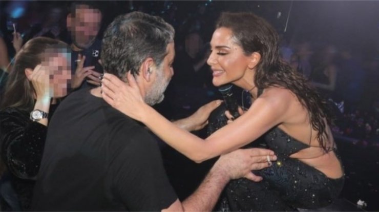 Βασίλης Μπισμπίκης: Mε τους γονείς του τα "έσπασε" στην πρεμιέρα της Βανδή  [εικόνες]