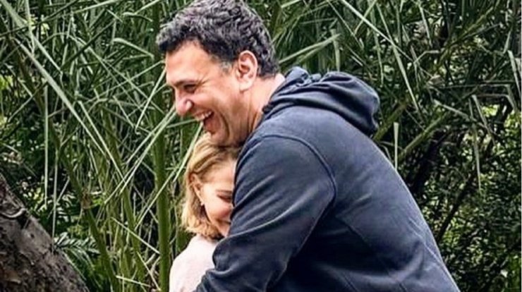 Τζένη Μπαλατσινού: Ο Βασίλης Κικίλιας της εύχεται για τα γενέθλιά της με μια τρυφερή εικόνα με τον γιο τους