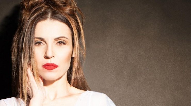 Ευρυδίκη: Σε ηλικία 14 ετών παίζει κιθάρα και τραγουδά με κοντά σγουρά μαλλιά [βίντεο]