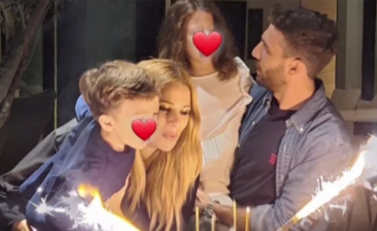 Χριστιάνα Αριστοτέλους: Με τα παιδιά της σε φωταγώγηση χριστουγεννιάτικου δέντρου [εικόνα]