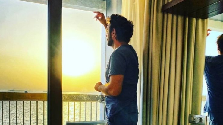 Έλληνας ηθοποιός: "Όταν έχω ερωτική σκηνή, κανονίζω να γνωριστεί η συμπρωταγωνίστρια με τη σύζυγό μου"