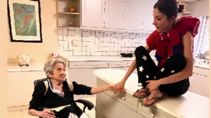 Σοφία Καρβέλα: Η συγκινητική επίσκεψη στη γιαγιά της και η γλυκιά τους στιγμή [βίντεο]